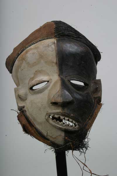 Pende (masque), d`afrique : Rép. dém. Congo (Zaire), statuette Pende (masque), masque ancien africain Pende (masque), art du Rép. dém. Congo (Zaire) - Art Africain, collection privées Belgique. Statue africaine de la tribu des Pende (masque), provenant du Rép. dém. Congo (Zaire), 821.Masque mbuya Il y a une grande variété de masque mbuya,ou l