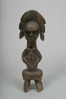 Kota(reliquaire), d`afrique : Gabon, statuette Kota(reliquaire), masque ancien africain Kota(reliquaire), art du Gabon - Art Africain, collection privées Belgique. Statue africaine de la tribu des Kota(reliquaire), provenant du Gabon, 826.Statue fétiche Kota très ancienne. bois h57 cm. metal, cuivre, une entaille dans le cou et dans le dos a été faite pour mettre les ingrédiants fétiches.collier de perles.
début du 20eme sc.(Nafaya). art,culture,masque,statue,statuette,pot,ivoire,exposition,expo,masque original,masques,statues,statuettes,pots,expositions,expo,masques originaux,collectionneur d`art,art africain,culture africaine,masque africain,statue africaine,statuette africaine,pot africain,ivoire africain,exposition africain,expo africain,masque origina africainl,masques africains,statues africaines,statuettes africaines,pots africains,expositions africaines,expo africaines,masques originaux  africains,collectionneur d`art africain