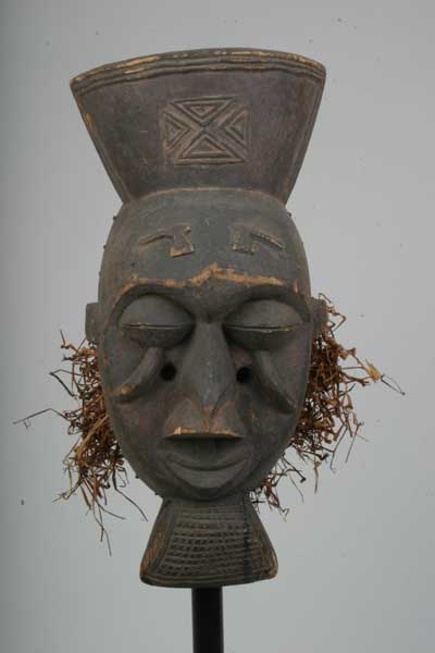 tchokwe (masque), d`afrique : Rép.démoncratique du Congo., statuette tchokwe (masque), masque ancien africain tchokwe (masque), art du Rép.démoncratique du Congo. - Art Africain, collection privées Belgique. Statue africaine de la tribu des tchokwe (masque), provenant du Rép.démoncratique du Congo., 83/240.Masque tchokwe h.48cm; le visage d