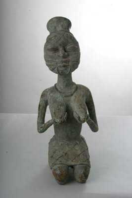 Br.  Ogboni  -(statue), d`afrique : Nigéria, statuette Br.  Ogboni  -(statue), masque ancien africain Br.  Ogboni  -(statue), art du Nigéria - Art Africain, collection privées Belgique. Statue africaine de la tribu des Br.  Ogboni  -(statue), provenant du Nigéria,   (843) Très ancienne statue Ogboni en bronze,appelée Onilé elle représente l