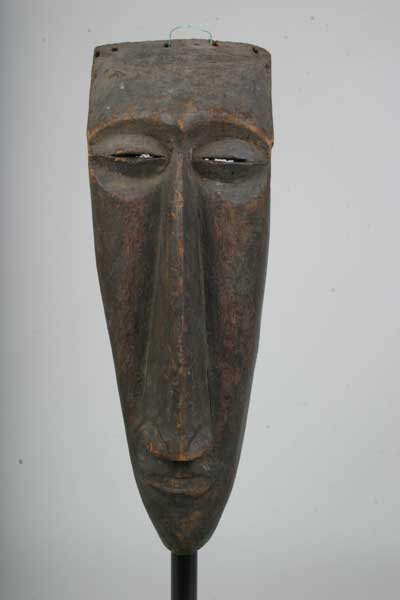 Kuba Ngeende, d`afrique : Rép. dém. Congo (Zaire), statuette Kuba Ngeende, masque ancien africain Kuba Ngeende, art du Rép. dém. Congo (Zaire) - Art Africain, collection privées Belgique. Statue africaine de la tribu des Kuba Ngeende, provenant du Rép. dém. Congo (Zaire), 855.Masque Ngeende;bois h 53cm. 1ère moitié 20 eme sc.Les Ngeende et Ngongo font des masque verticallement allongé appellé Nyibita et le yeux étroits.Ils vivent à l