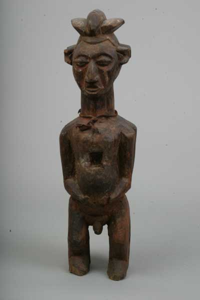 Yaka.(fétiche), d`afrique : Rép. dém. Congo (Zaire), statuette Yaka.(fétiche), masque ancien africain Yaka.(fétiche), art du Rép. dém. Congo (Zaire) - Art Africain, collection privées Belgique. Statue africaine de la tribu des Yaka.(fétiche), provenant du Rép. dém. Congo (Zaire), 857.Statue fétiche Yaka janus h.50cm..la majorité des statues sont associées aux sanctuaires mbwoolo,Leur abdomen est creusé afin de recevoir des matières magiques.Leur fonctions sont souvent contradictoires exemples: rites de guerison ,mais aussi pour jeter un sort.1ère moitié du 20eme sc.(Minga)


Yaka janus fetisj 50cm.h.De meeste beelden zijn verbonden met de Mbwoolo venootschap. De holte in hun buik dient om rituele magische produkten te plaatsen.Hun functie is dikwijls tegenstellig.Het werdt gebruikt om te genezen en ook om een lot te smijten. 1ste helft 20ste eeuw.







. art,culture,masque,statue,statuette,pot,ivoire,exposition,expo,masque original,masques,statues,statuettes,pots,expositions,expo,masques originaux,collectionneur d`art,art africain,culture africaine,masque africain,statue africaine,statuette africaine,pot africain,ivoire africain,exposition africain,expo africain,masque origina africainl,masques africains,statues africaines,statuettes africaines,pots africains,expositions africaines,expo africaines,masques originaux  africains,collectionneur d`art africain