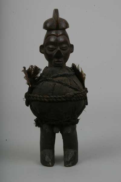 Yaka.(fétiche), d`afrique : rép.dém. du Congo., statuette Yaka.(fétiche), masque ancien africain Yaka.(fétiche), art du rép.dém. du Congo. - Art Africain, collection privées Belgique. Statue africaine de la tribu des Yaka.(fétiche), provenant du rép.dém. du Congo., 865.Fétiche Yaka yanus (à deux faces) homme et femme enveloppé de matières magiques et portant des charges magiques sur les côtés.
bois ,charges magiques,tissus ,cordes, fibres,plumes ,ancienne patine.1ère moitié
20eme sc.(Minga)

Yaka fetisj,janus beeld met tweegezichten de ene kant,een man en de andere kant een vrouw,volledig omringd door een magische lading,de zijkanten getooid met rituele hanenveren.1ste helft 20ste eeuw.



. art,culture,masque,statue,statuette,pot,ivoire,exposition,expo,masque original,masques,statues,statuettes,pots,expositions,expo,masques originaux,collectionneur d`art,art africain,culture africaine,masque africain,statue africaine,statuette africaine,pot africain,ivoire africain,exposition africain,expo africain,masque origina africainl,masques africains,statues africaines,statuettes africaines,pots africains,expositions africaines,expo africaines,masques originaux  africains,collectionneur d`art africain