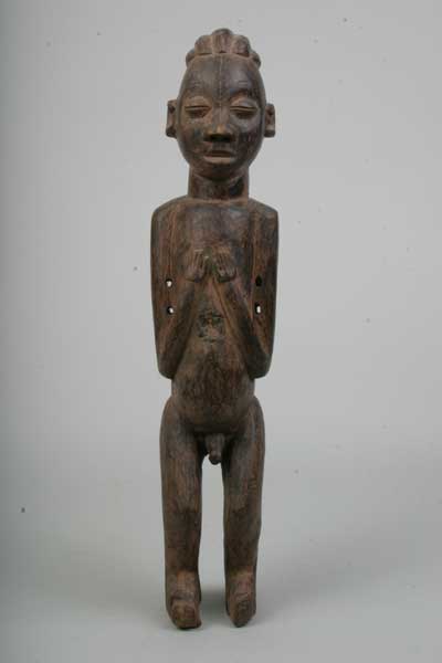 yaka(statue), d`afrique : Rép. dém. Congo (Zaire), statuette yaka(statue), masque ancien africain yaka(statue), art du Rép. dém. Congo (Zaire) - Art Africain, collection privées Belgique. Statue africaine de la tribu des yaka(statue), provenant du Rép. dém. Congo (Zaire), 877.Fétiche Yaka h.53cm.Une charge magique dans le ventre,les mains posés sur la poitrine,lelong des bras des trous pour attacher les charges magiques.bois,pigment rouge.1ère moitié du 20eme sc.(Minga)

Yaka fetisj 53cm.h.,met een magische lading in zijn buik,de handen op de borst,
de beide armen zijn doorboord om magische materialen te kunnen bevestigen. Hout bedekt met tukula(rood pouder)1ste helft 20ste eeuw. . art,culture,masque,statue,statuette,pot,ivoire,exposition,expo,masque original,masques,statues,statuettes,pots,expositions,expo,masques originaux,collectionneur d`art,art africain,culture africaine,masque africain,statue africaine,statuette africaine,pot africain,ivoire africain,exposition africain,expo africain,masque origina africainl,masques africains,statues africaines,statuettes africaines,pots africains,expositions africaines,expo africaines,masques originaux  africains,collectionneur d`art africain