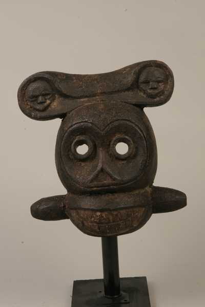 Ibibio- Eket (masque), d`afrique : Nigéria, statuette Ibibio- Eket (masque), masque ancien africain Ibibio- Eket (masque), art du Nigéria - Art Africain, collection privées Belgique. Statue africaine de la tribu des Ibibio- Eket (masque), provenant du Nigéria, 878.Masque ancien h.29cm.bois,croute de patine masque de la societé ekpo,introduite dans la région par les Ibibio,responsable du culte des ancêtres,garant du bien-être de la tribu.Dans la coiffure sont deux masques circulaires,senblable aux Eket,les yeux et le visage aussi est circulaire,la bouche est avec des enormes dents Le masque a été trouvé dans le village de Maappi au 
Nigéria.1ére moitié du 20eme sc. 
(Ousmana sylla). art,culture,masque,statue,statuette,pot,ivoire,exposition,expo,masque original,masques,statues,statuettes,pots,expositions,expo,masques originaux,collectionneur d`art,art africain,culture africaine,masque africain,statue africaine,statuette africaine,pot africain,ivoire africain,exposition africain,expo africain,masque origina africainl,masques africains,statues africaines,statuettes africaines,pots africains,expositions africaines,expo africaines,masques originaux  africains,collectionneur d`art africain