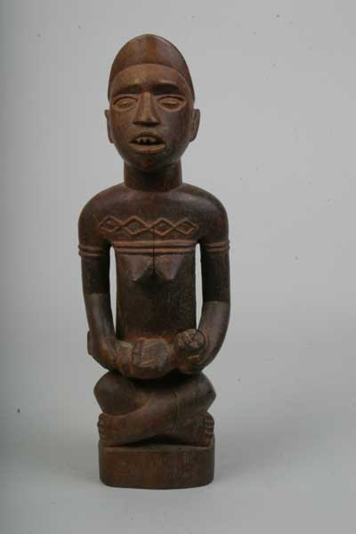 kongo(maternité), d`afrique : Rép. dém. Congo (Zaire), statuette kongo(maternité), masque ancien africain kongo(maternité), art du Rép. dém. Congo (Zaire) - Art Africain, collection privées Belgique. Statue africaine de la tribu des kongo(maternité), provenant du Rép. dém. Congo (Zaire), 893.Statue maternité Yombé h.40 cm.bois.Elle
exprime  une grande dignité et noblesse. Scarifications sur la poitrine et le dos.
Milieu du 20eme sc.(Minga)

/Kongo:Yombe moedershaps beeld 40cm.h. Ze drukt een edele en waardige houding uit,met haar scarificaties op haar borst en op haar rug.midden 20ste eeuw.



. art,culture,masque,statue,statuette,pot,ivoire,exposition,expo,masque original,masques,statues,statuettes,pots,expositions,expo,masques originaux,collectionneur d`art,art africain,culture africaine,masque africain,statue africaine,statuette africaine,pot africain,ivoire africain,exposition africain,expo africain,masque origina africainl,masques africains,statues africaines,statuettes africaines,pots africains,expositions africaines,expo africaines,masques originaux  africains,collectionneur d`art africain