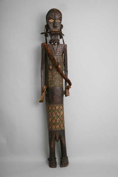 Ngata(wangata,Ntomba), d`afrique : Rép.démoncratique du Congo., statuette Ngata(wangata,Ntomba), masque ancien africain Ngata(wangata,Ntomba), art du Rép.démoncratique du Congo. - Art Africain, collection privées Belgique. Statue africaine de la tribu des Ngata(wangata,Ntomba), provenant du Rép.démoncratique du Congo., 966.Sarcophage ou cercueil anthropomorphe  féminin h.177cm., efomba appelé aussi bonganga.Ils sont recouvert de motifs géométriques peints en polychrome.Ils ont une tête impressionante.Ces sacophages étaient commadités  par les dignitaires importants. Devant contenir les ossements exhumés de défunt Içi une personnalité très importante,Région de l