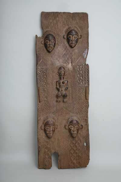 tchokwe.(porte), d`afrique : Rép.démoncratique du Congo., statuette tchokwe.(porte), masque ancien africain tchokwe.(porte), art du Rép.démoncratique du Congo. - Art Africain, collection privées Belgique. Statue africaine de la tribu des tchokwe.(porte), provenant du Rép.démoncratique du Congo., 967/106à108.Pièce exceptionnelle.Porte de la hutte des accouchements chez les tchokwé.
150cmx 50cm.Quatre belles têtes sculptées. Une dans chaque coin.Au milieu une femme couchée sur le dos pour accoucher,le tout entouré de dessins géométriques;19eme,début 20eme sc.(Verwilghen)

Buitengewoon Stuk:Deur van de bevallingshut van de Tchokwe h.150cm.x50cm.b.Met vier mooi gebeeldhouwde Tchokwe koppen in ieder hoek.In het midden een vrouw die op haar rug ligt om te bevallen.Dat alles omringd met geometrische versieringen 19de,begin 20ste eeuw.
. art,culture,masque,statue,statuette,pot,ivoire,exposition,expo,masque original,masques,statues,statuettes,pots,expositions,expo,masques originaux,collectionneur d`art,art africain,culture africaine,masque africain,statue africaine,statuette africaine,pot africain,ivoire africain,exposition africain,expo africain,masque origina africainl,masques africains,statues africaines,statuettes africaines,pots africains,expositions africaines,expo africaines,masques originaux  africains,collectionneur d`art africain