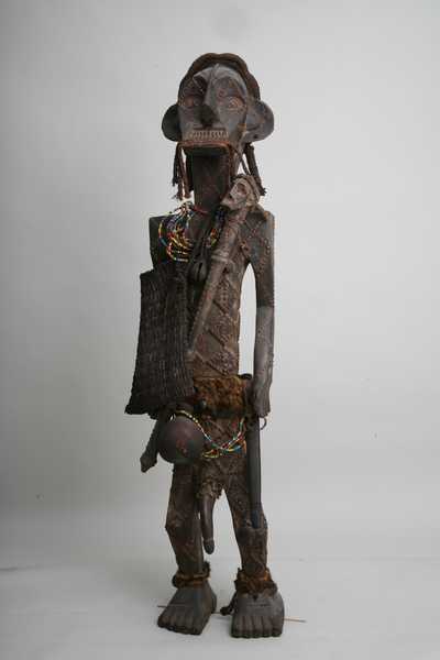 Ngata.(statue), d`afrique : Rép.démoncratique du Congo., statuette Ngata.(statue), masque ancien africain Ngata.(statue), art du Rép.démoncratique du Congo. - Art Africain, collection privées Belgique. Statue africaine de la tribu des Ngata.(statue), provenant du Rép.démoncratique du Congo., 968.Une des trois statues de circoncision. h.152cm. Statue, gardien du village,qui doit indiquer que la circoncision est finie;Elle est posée dans le  village.C