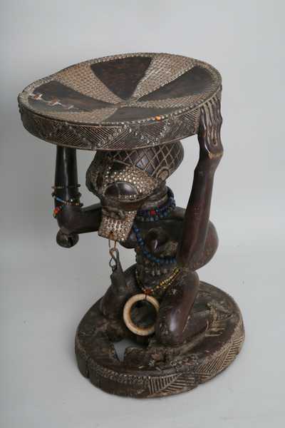 Songyé (tabouret), d`afrique : Rép.démoncratique du Congo., statuette Songyé (tabouret), masque ancien africain Songyé (tabouret), art du Rép.démoncratique du Congo. - Art Africain, collection privées Belgique. Statue africaine de la tribu des Songyé (tabouret), provenant du Rép.démoncratique du Congo., 979/16.Siège cariatide royal Songyé très puissant h.64cm.Les sièges Kitenta sont les symboles les plus important de la royauté. Le fait de s