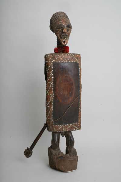 Songye(tambour), d`afrique : république dém. du Congo., statuette Songye(tambour), masque ancien africain Songye(tambour), art du république dém. du Congo. - Art Africain, collection privées Belgique. Statue africaine de la tribu des Songye(tambour), provenant du république dém. du Congo., 982/22.Splendide tambour Songyé avec son bâton de frappe; h.t.111cm.; la tête 29cm.; Le corps tambour 55cm.;pieds27cm. Bois, clous,tissu, des zigidas rouges autour du cou,des fibres.La tête est couverte de cuivre et des clous.La façade du tambour est entouré d