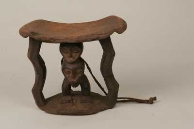 Lega(tabouret), d`afrique : république dém. du Congo., statuette Lega(tabouret), masque ancien africain Lega(tabouret), art du république dém. du Congo. - Art Africain, collection privées Belgique. Statue africaine de la tribu des Lega(tabouret), provenant du république dém. du Congo., 986/27.Très ancien siège caryatide Léga représentant une femme debout à deux têtes superposées h.30cm.xL.33cm.Le siège était exclusivement réservé au Kindi(le plus haut gradé de la société Bwami.)Il est attaché avec une corde
19eme sc.début 20eme.sc.Bois à patine foncée,fibres de cordes.(Verwilghen)

Heel oud Lega stoeltje caryatide;het stelt een rechtstaande vrouw voor met twee koppen boven een H.30cm.x b.33cm.Deze stoel was voor behouden voor de Kindi,de hoogste graad van de Bwami societeit.Een koord om gedragen te worden.19de ,begin 20ste eeuw.




. art,culture,masque,statue,statuette,pot,ivoire,exposition,expo,masque original,masques,statues,statuettes,pots,expositions,expo,masques originaux,collectionneur d`art,art africain,culture africaine,masque africain,statue africaine,statuette africaine,pot africain,ivoire africain,exposition africain,expo africain,masque origina africainl,masques africains,statues africaines,statuettes africaines,pots africains,expositions africaines,expo africaines,masques originaux  africains,collectionneur d`art africain