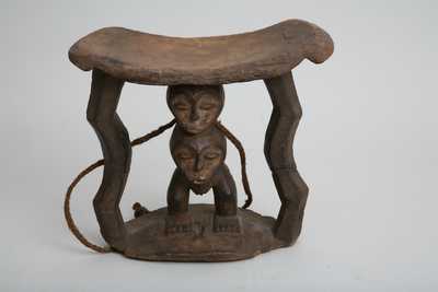 Lega(tabouret), d`afrique : république dém. du Congo., statuette Lega(tabouret), masque ancien africain Lega(tabouret), art du république dém. du Congo. - Art Africain, collection privées Belgique. Statue africaine de la tribu des Lega(tabouret), provenant du république dém. du Congo., 986/27.Très ancien siège caryatide Léga représentant une femme debout à deux têtes superposées h.30cm.xL.33cm.Le siège était exclusivement réservé au Kindi(le plus haut gradé de la société Bwami.)Il est attaché avec une corde
19eme sc.début 20eme.sc.Bois à patine foncée,fibres de cordes.(Verwilghen)

Heel oud Lega stoeltje caryatide;het stelt een rechtstaande vrouw voor met twee koppen boven een H.30cm.x b.33cm.Deze stoel was voor behouden voor de Kindi,de hoogste graad van de Bwami societeit.Een koord om gedragen te worden.19de ,begin 20ste eeuw.




. art,culture,masque,statue,statuette,pot,ivoire,exposition,expo,masque original,masques,statues,statuettes,pots,expositions,expo,masques originaux,collectionneur d`art,art africain,culture africaine,masque africain,statue africaine,statuette africaine,pot africain,ivoire africain,exposition africain,expo africain,masque origina africainl,masques africains,statues africaines,statuettes africaines,pots africains,expositions africaines,expo africaines,masques originaux  africains,collectionneur d`art africain