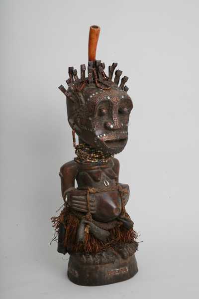 Songye (Statue), d`afrique : Rép.démoncratique du Congo., statuette Songye (Statue), masque ancien africain Songye (Statue), art du Rép.démoncratique du Congo. - Art Africain, collection privées Belgique. Statue africaine de la tribu des Songye (Statue), provenant du Rép.démoncratique du Congo., 993/39..Fétische Songyé h.55cm+15cm.de corne. bois fer,fibres,coliers de perles,cauries et les substances magiques.Dans la tête sont plantés des fers repliés.Sur le corps sont attachés des amulettes de petites cornes, des cauries sur l