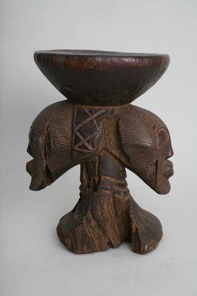 Songyé (tabouret), d`afrique : république dém. du Congo., statuette Songyé (tabouret), masque ancien africain Songyé (tabouret), art du république dém. du Congo. - Art Africain, collection privées Belgique. Statue africaine de la tribu des Songyé (tabouret), provenant du république dém. du Congo., 996/44.Tabouret Songyé du 19eme sc.début du 20eme h36cm.;diam.du plateau 26cm.bois très dur Wenge avec des scarifications.Un côté est abimé et un côté intact.Le support est fait d